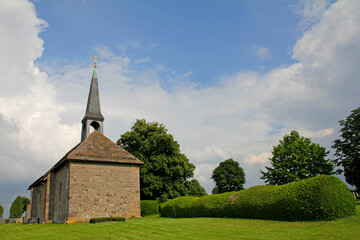 Fototapeta na wymiar church in the countryside, Hattenser chapel 