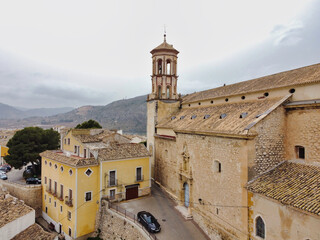 Fototapeta na wymiar vista aerea de iglesia y plaza en Cehegín Murcia