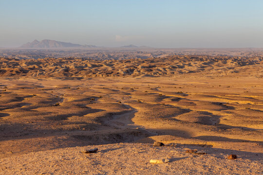 Blick &uuml;ber die Mondlandschaft bei Swakopmund im Abendlicht, Namibia