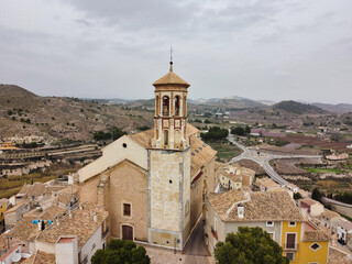 Fototapeta na wymiar vista aerea de iglesia y plaza en Cehegín Murcia