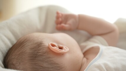眠っている赤ちゃんの横顔	

