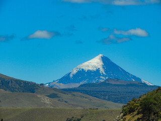 Fototapeta premium Vista del Volcan Lanin desde el Parque Nacional Lanin
