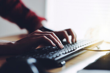 パソコンと女性の手