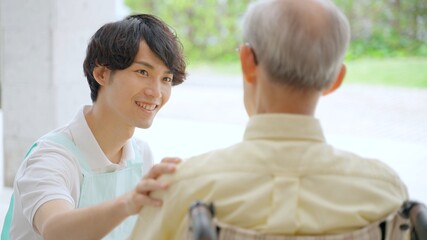 車椅子に乗った高齢者と介護士