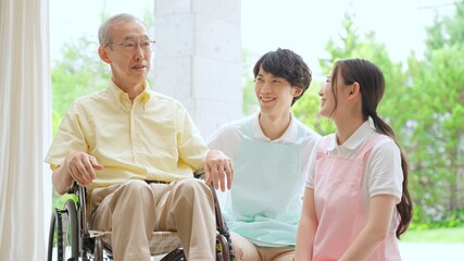 車椅子に乗った高齢者と介護士