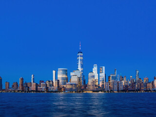 Obraz premium Night view of the famous Manhattan skyline