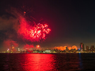 Obraz premium Fireworks celebration of July 4th with the famous Manhattan skyline