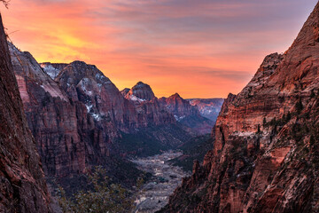 Fototapeta premium Sunrise in The Utah Mountain