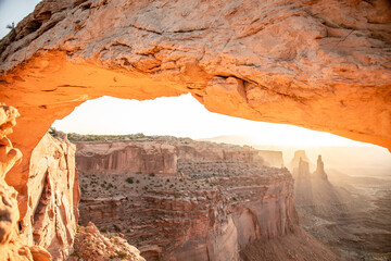 Fototapeta na wymiar Beautiful Pastel Sunrise Under Mesa Arch