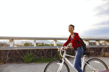 自転車に乗る女性