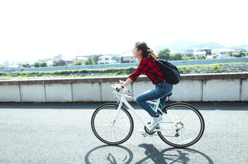 自転車に乗る女性