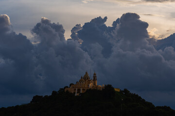 Obraz premium La Iglesia de Cholula al Atardecer sobre la gran pirámide. 