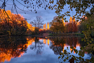 Das herbstliche Leipzig mit einem Blick vom Johannapark zum Neuen Rathaus und dem City-Hochaus.