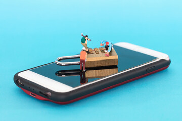 Miniature photography doll tries to open the code lock on the phone