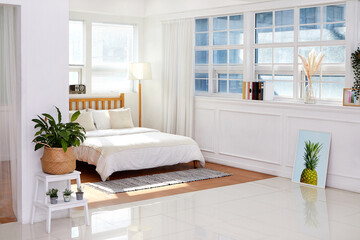 심플하고 모던한 원룸의 원목 침대와 침구류