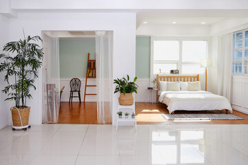 심플하고 모던한 원룸의 원목 침대와 침구류