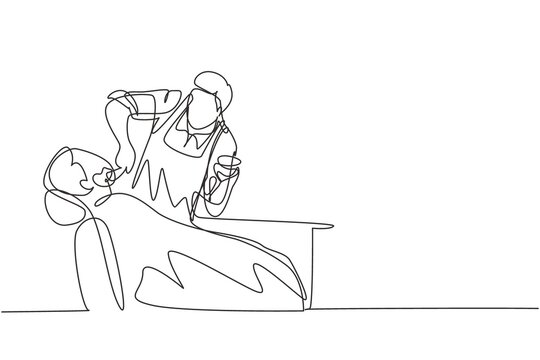 recommend clip art: Single continuous line drawing hipster client visiting barber shop. Sitting on chair to shave his beard. Hairstylist serving client at barber shop. One line draw graphic design vector illustration