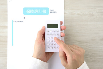 保険の見直しを行う人物の手元