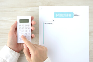 保険の見直しを行う人物の手元