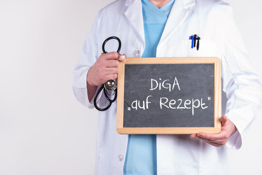 Arzt mit einer Tafel auf der Diga auf Rezept steht. Konzept Apps f&uuml;r die Gesundheit zur Unterst&uuml;tzung der Therapie.