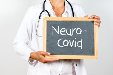 Ärztin mit einer Tafel auf der Neuro Covid steht
