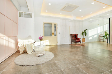 깨끗하고 심플한 실내 공간