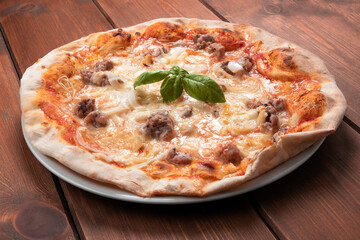 Deliziosa pizza rustica con salsiccia, cipolla, sugo e pecorino romano, Cucina Italiana 