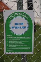 Lustiges Zaunschild mit Warnung