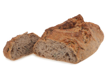 Pain aux graines coupé en gros plan sur fond blanc