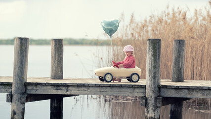 Obraz premium Kind im Tretauto