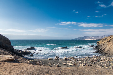 Fototapeta na wymiar Fuerteventura beach with cliffs and stones