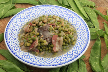 greenpeas with sausage and bacon ready to eat