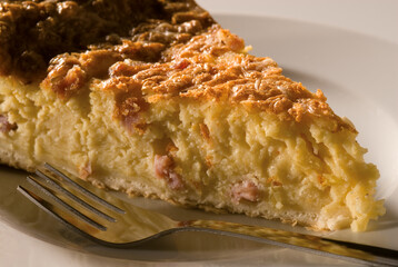 Zwiebelkuchen, Salzkuchen, Snack, Schnitte, Imbiss, Zwiebelkuchen, Salzkuchen, Speck, Speckwürfel, Teller, Gabel, Belag, überbacken