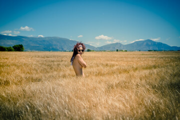 Naklejka na ściany i meble Femme dans un champ de blé sur le plateau de Valensole