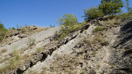Fototapeta na wymiar Rocce lungo il sentiero 309bis da ville di Parchiule al poggio dell'appione