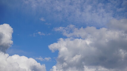 Cumulus (Cu), chmura kłębiasta. Gatunki chmur kłębiastych przeobrażają się w kolejne w...