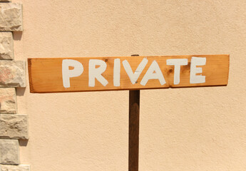 The sign PRIVATE near a house
