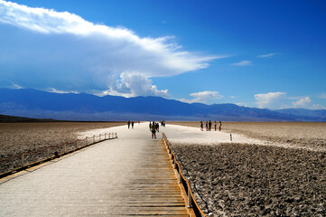 北半球で一番低い場所　アメリカデスバレーのバッドウォーター