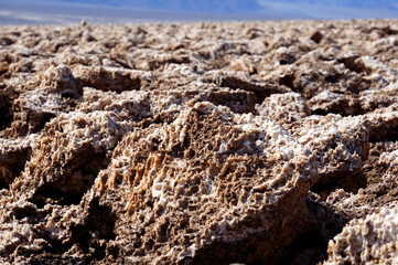 アメリカの死の谷デスバレーの観光ポイント「デビルズゴルフコース」の塩の塊