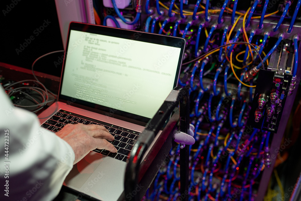 Aufkleber Setting Up Server Using Laptop