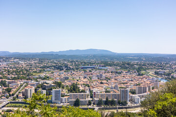 Vue ensoleillée sur la ville d'Alès depuis Notre-Dame-des-Mines (Occitanie, France)