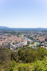 Fototapeta premium Vue ensoleillée sur la ville d'Alès depuis Notre-Dame-des-Mines (Occitanie, France)