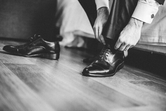 atando los zapatos de novio