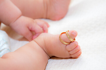 pies de bebe con los anillos de boda 