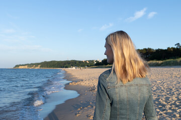 Blonde Frau von hinten am Strand