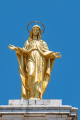 cathedral of santa maria degli angeli la faccita detail of the gold statue
