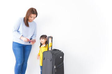 旅行に行くお母さんと子ども