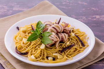 Spaghetti with spicy squid