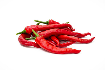 Pimientos rojos picantes aislados en blanco
