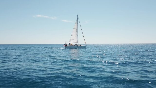 Bara a vela nel mare